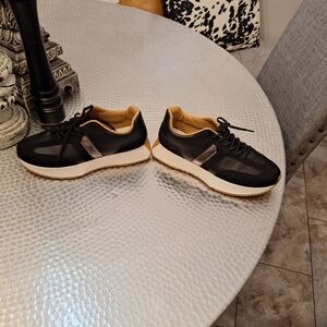 Elegant Black and Tan Women's Sneakers